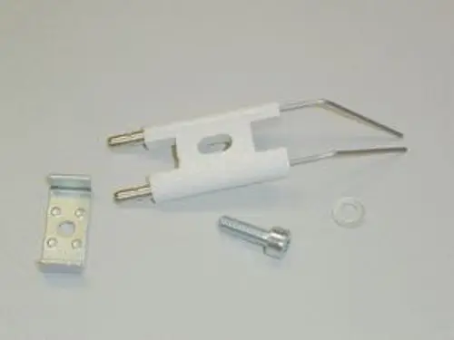 Zündelektrode von Remeha mit zwei metallischen Stiften, einer Halterung, einer Schraube und einer Dichtung. Alle Teile liegen auf einer hellem Untergrund.
